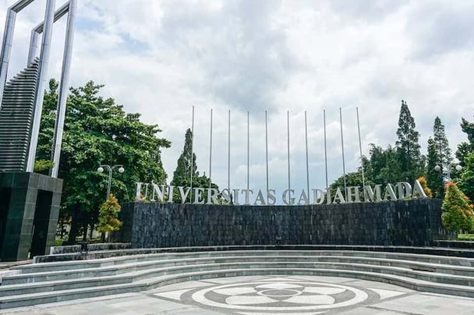 Dekat dengan Universitas Gadjah Mada (UGM), hanya 16 menit