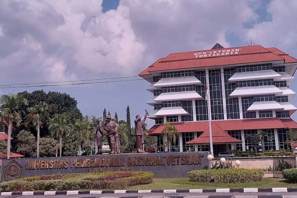 Dekat dengan Universitas Pembangunan Nasional (UPN), hanya 14 menit