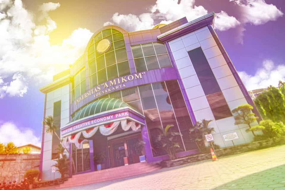 Dekat dengan STMIK Amikom, hanya 12 menit